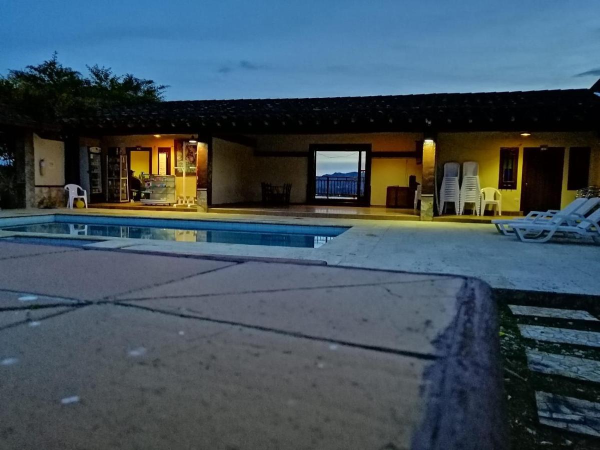 Hostal Hollywood Inn Ριονέγρο Εξωτερικό φωτογραφία