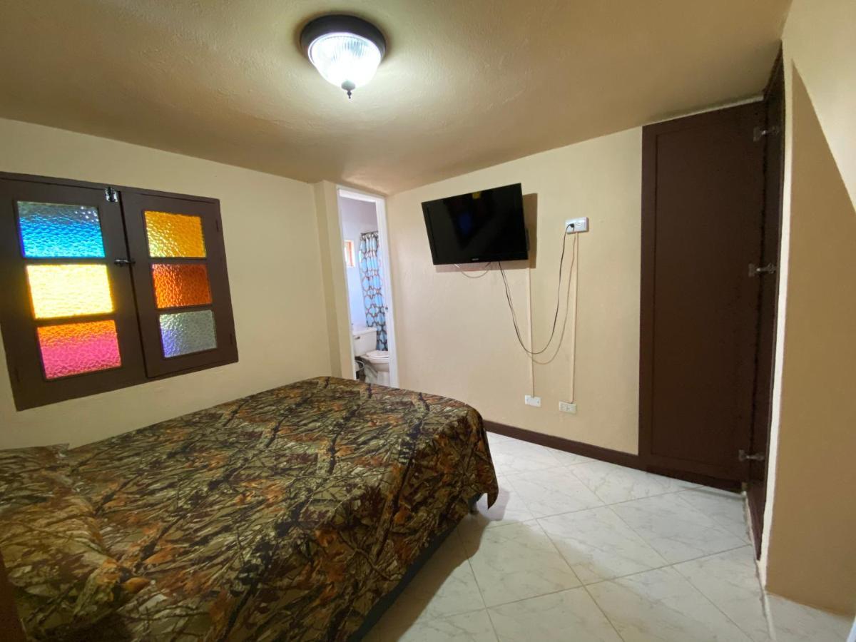 Hostal Hollywood Inn Ριονέγρο Εξωτερικό φωτογραφία