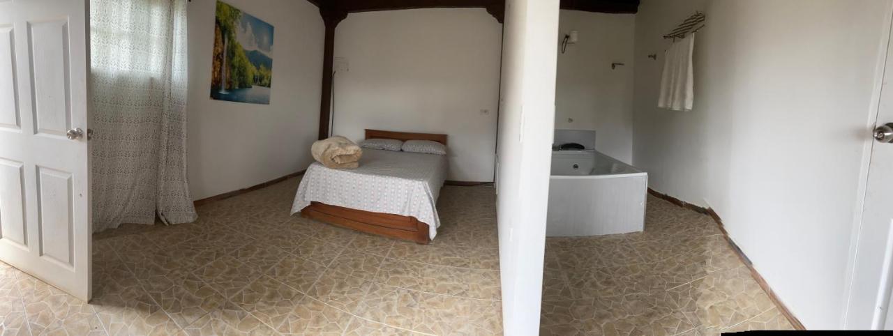 Hostal Hollywood Inn Ριονέγρο Εξωτερικό φωτογραφία